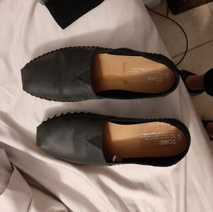 Black Leather TOMS women's size 9